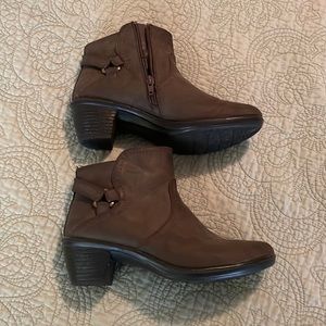 Size 8, like new ankle boot, grey, extremely comfortable, 1 1/2 inch heel